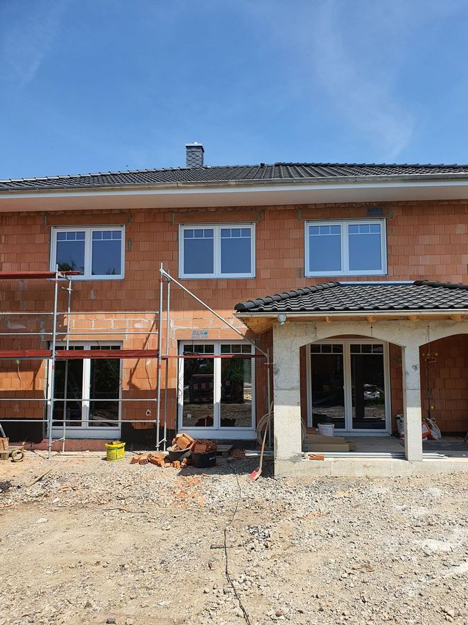 Fenster mit Rollläden Montage in einem Neubau in Somborn