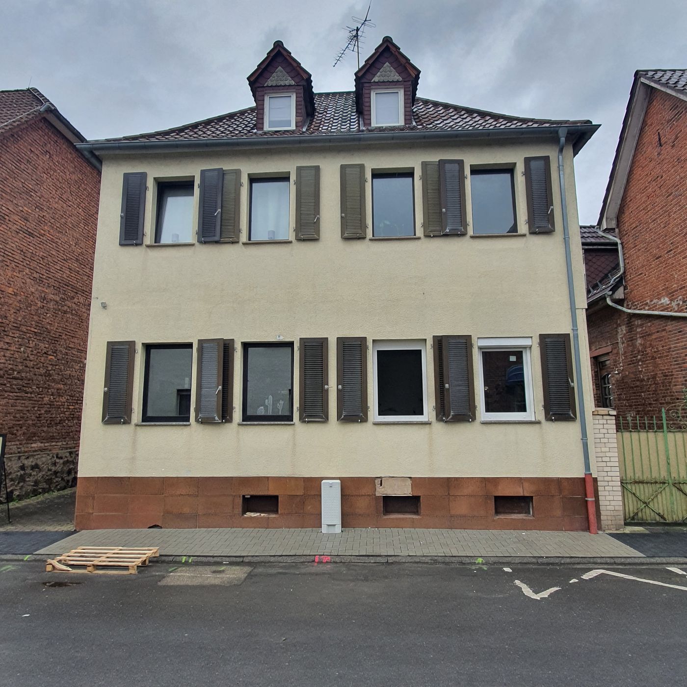 Kunststoff Fenster, PVC Fenster, Vorbaurollläden, Fenster austauschen, Fenster Modernisieren, Funk Rollläden in Hanau und Umgebung